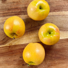 Load image into Gallery viewer, 4 kissabel apples on wooden board
