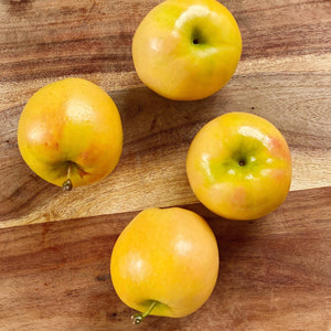 4 kissabel apples on wooden board